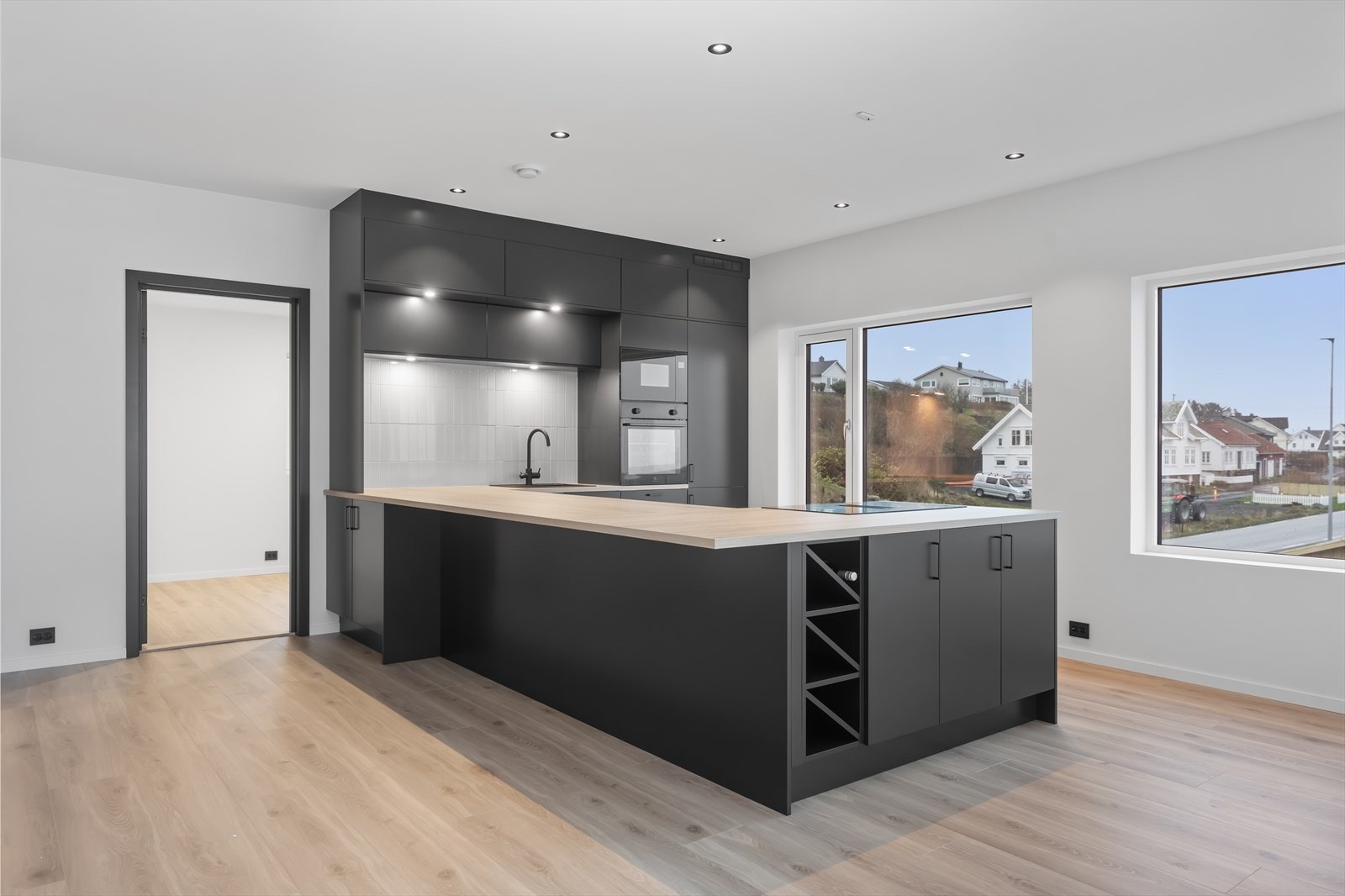 I enden av kjøkkenbenken er det induksjonstopp med innebygd ventilator. Galleribilde