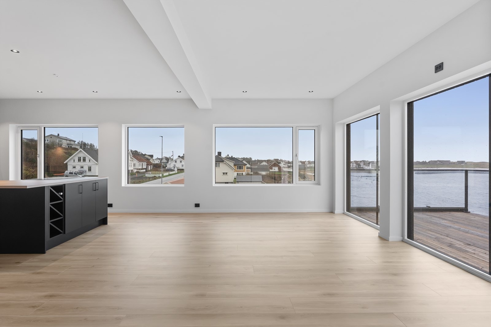 Fra stue/ kjøkken er det gang til stor terrasse. Galleribilde