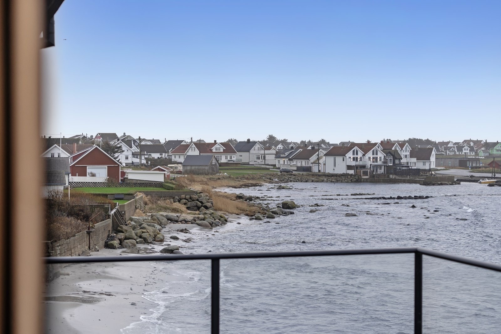 Bispen sandstrand rett ved siden av. Galleribilde