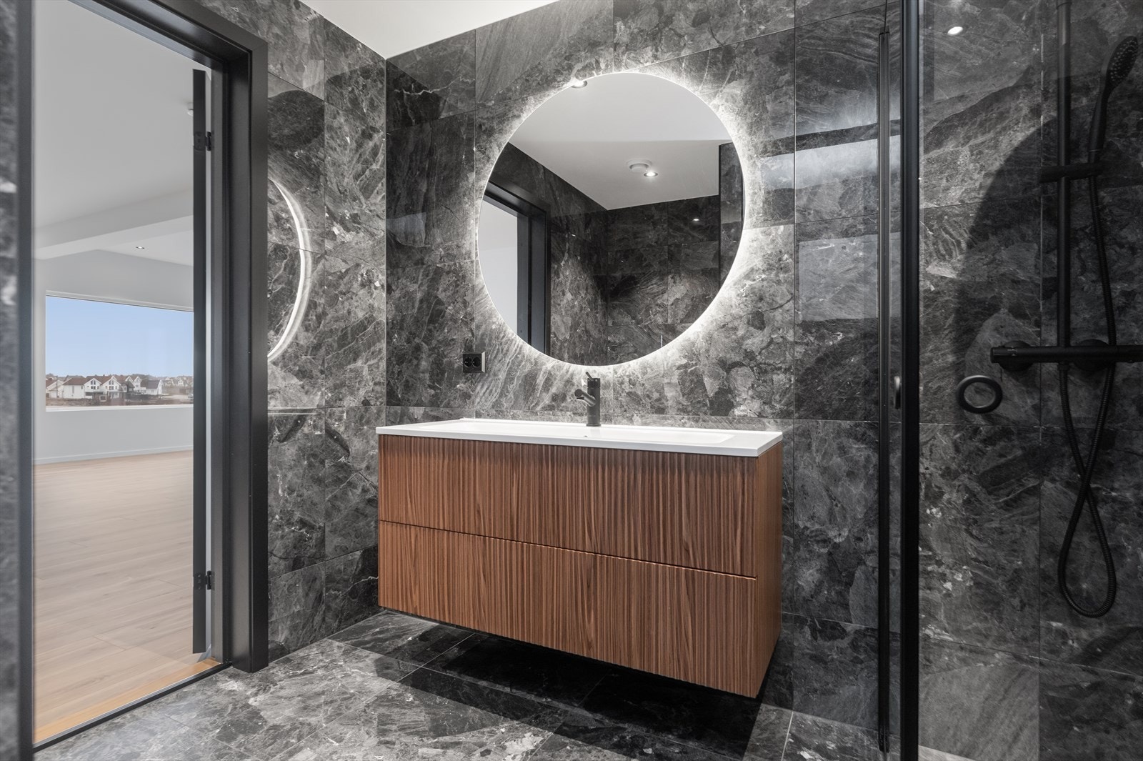 Påkostet og lekkert bad. Galleribilde