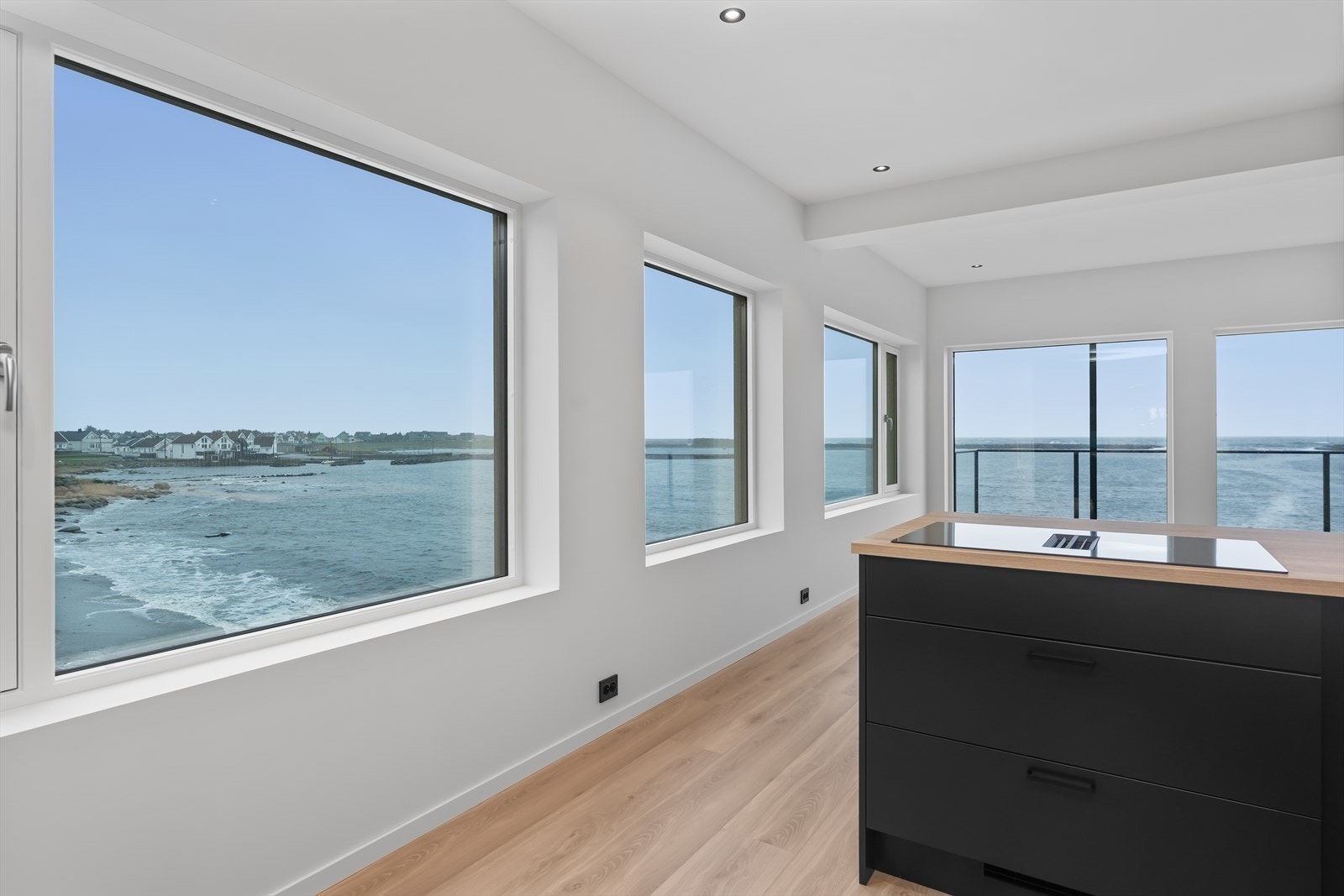 Leiligheten ligger på enden med en fantastisk havutsikt. Galleribilde