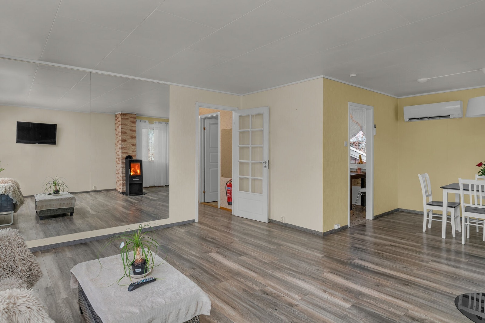 I tillegg til vedfyring, holder boligen god innetemperatur med varmepumpe. Galleribilde