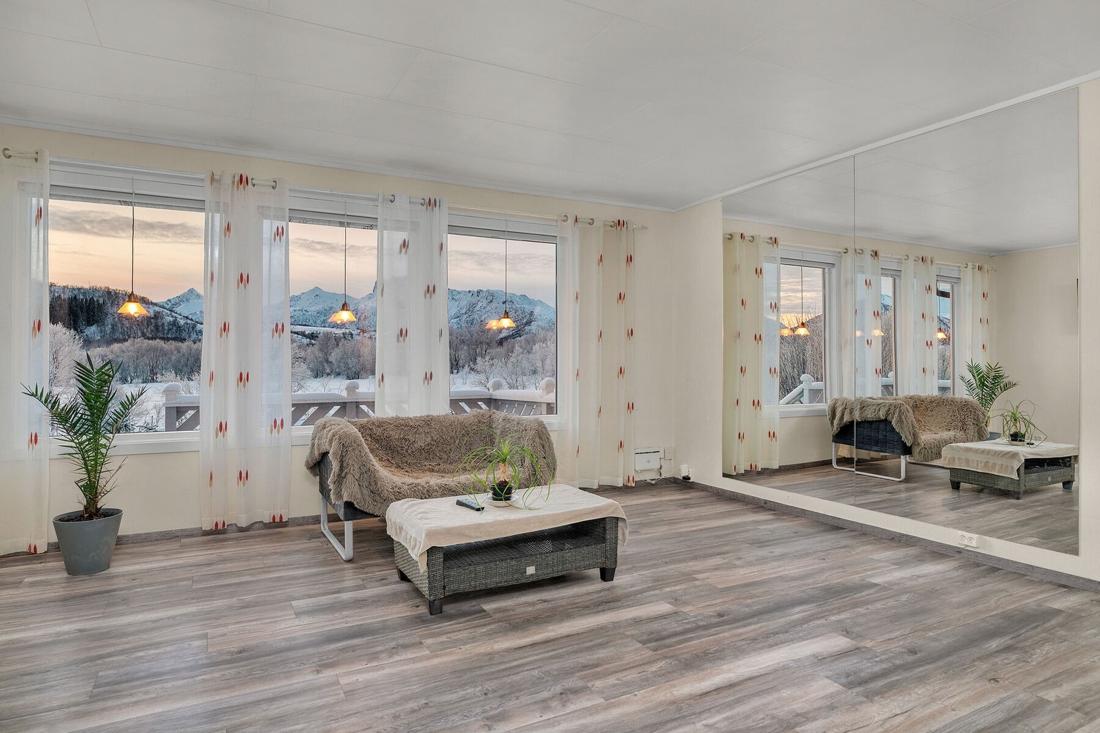 Stuen har store vinduer som slipper lyset inn, i tillegg til å gi meget pent utsyn mot omgivelsene. Galleribilde