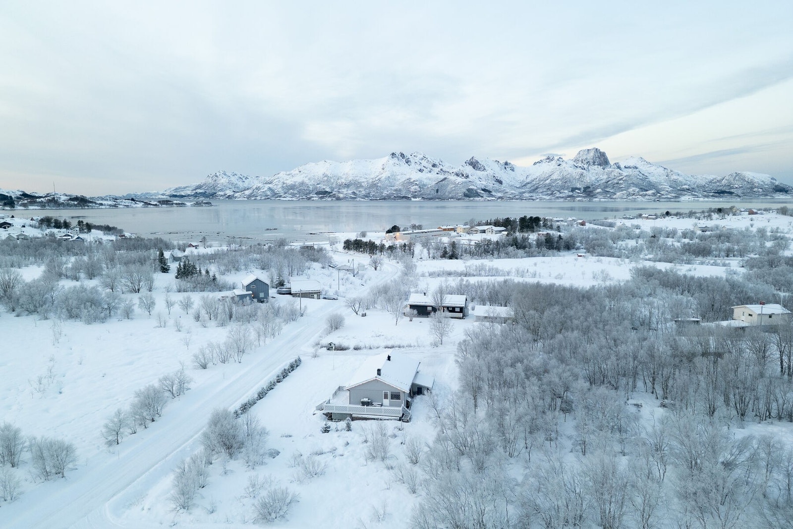 Her bor du landlig til, i rolige, familievennlige og naturflotte omgivelser nært Holmstad. Galleribilde