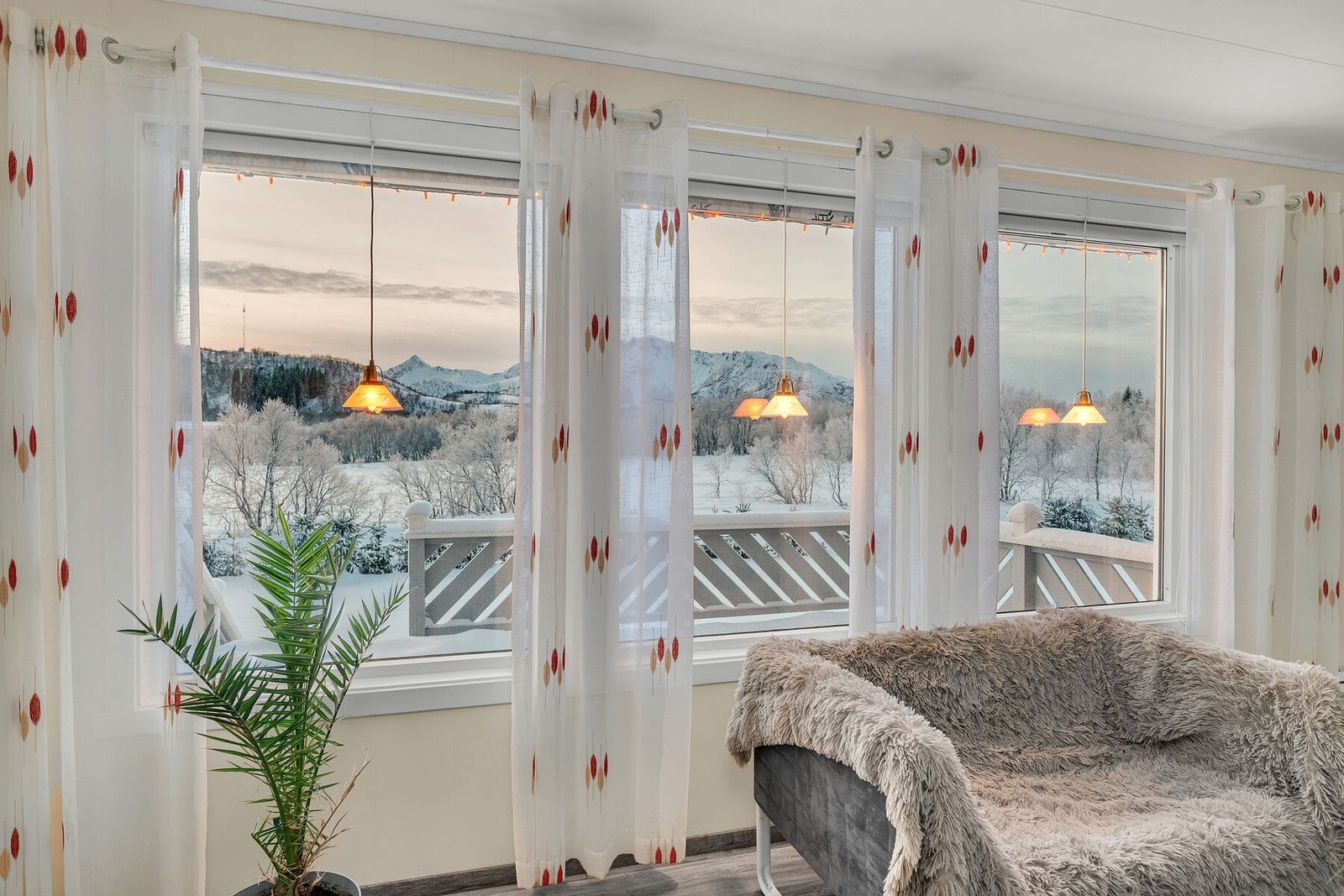 Romslig enebolig med landlig preg og kort vei til Holmstad og Sortland | Solrik tomt | Grillhytte med badstue | Badestamp Galleribilde