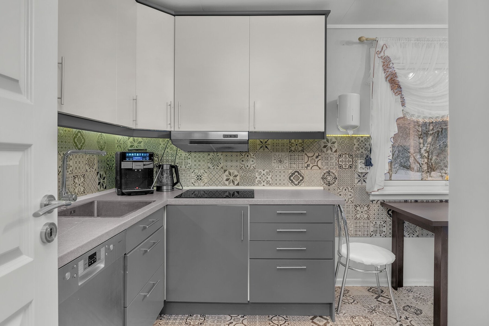 Kjøkkenet er utstyrt med integrert koketopp, komfyr og micro. Det er nisje for oppvaskmaskin og kjøleskap. Galleribilde