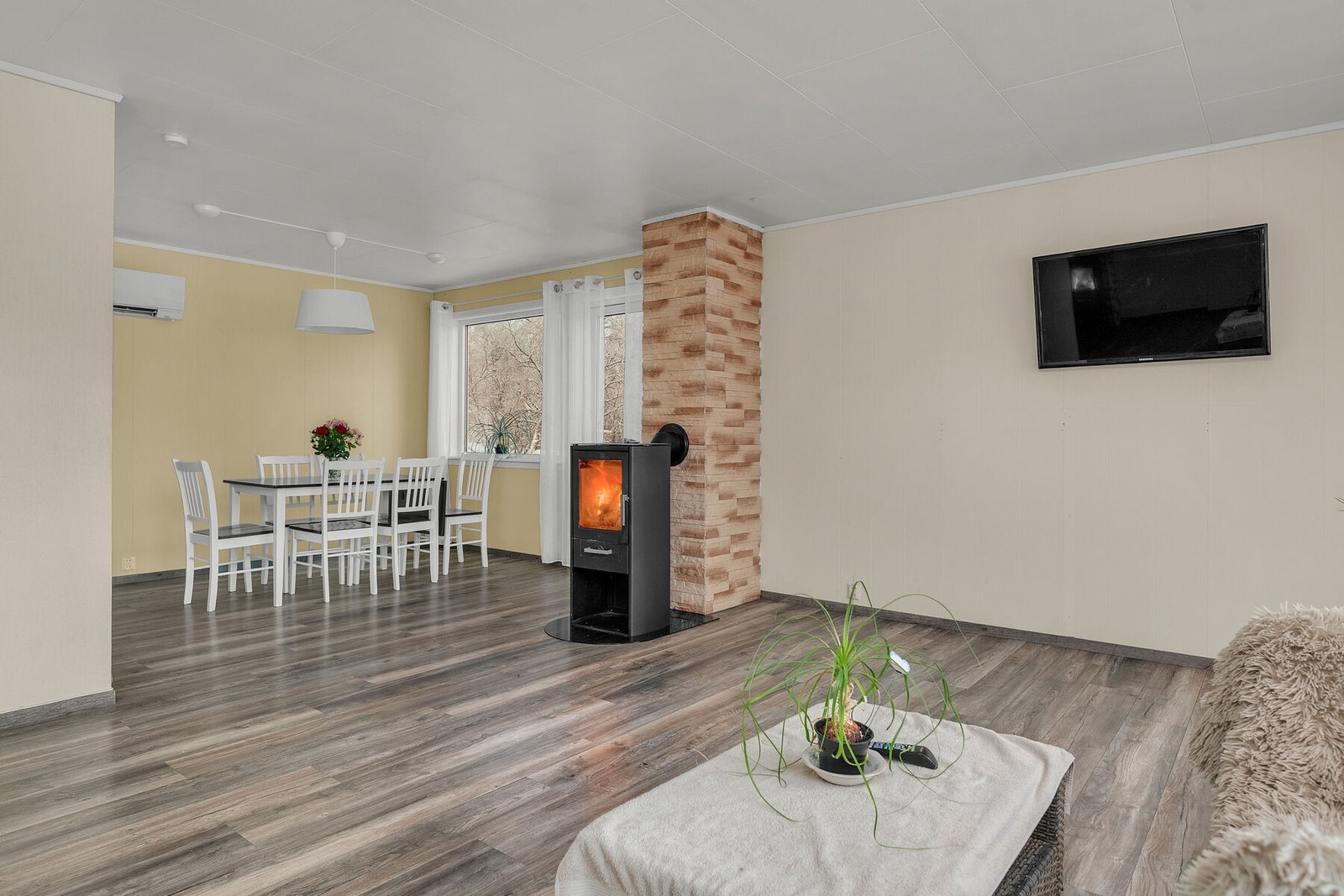 Stuen har god plass til møblering av både sofakrok og spisegruppe. Galleribilde