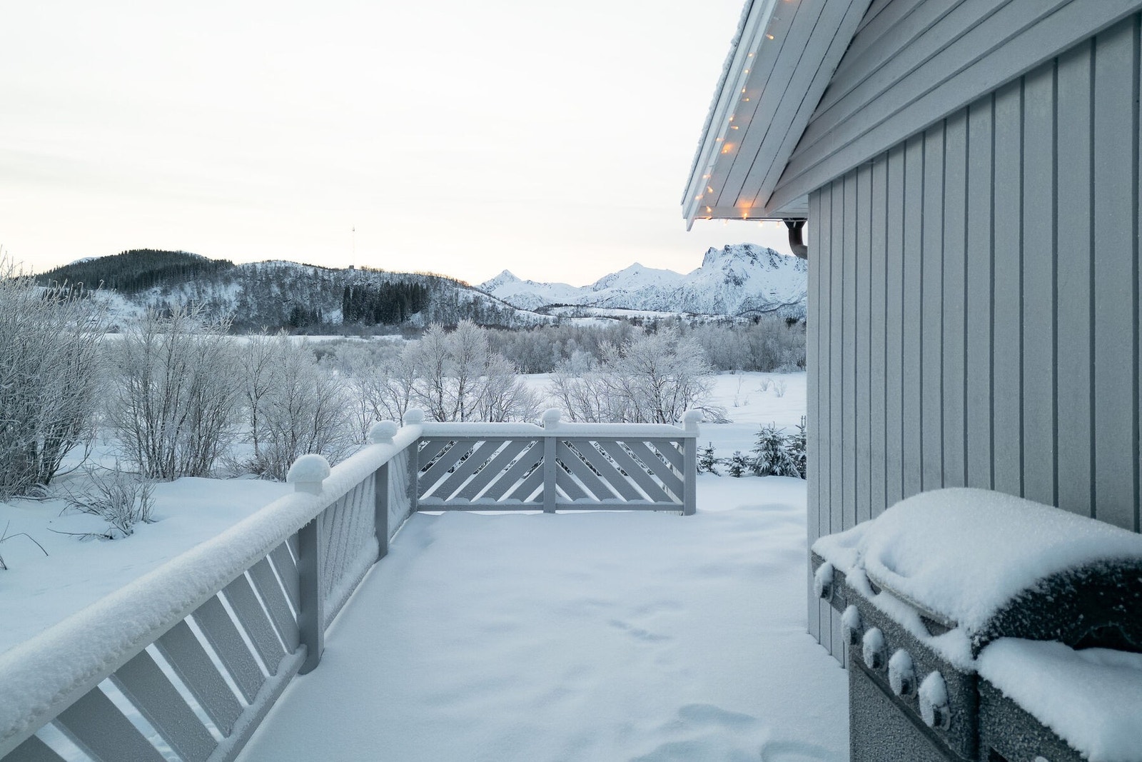 Romslig terrasse som lar deg nyte gode sol- og utsiktsforhold. Galleribilde