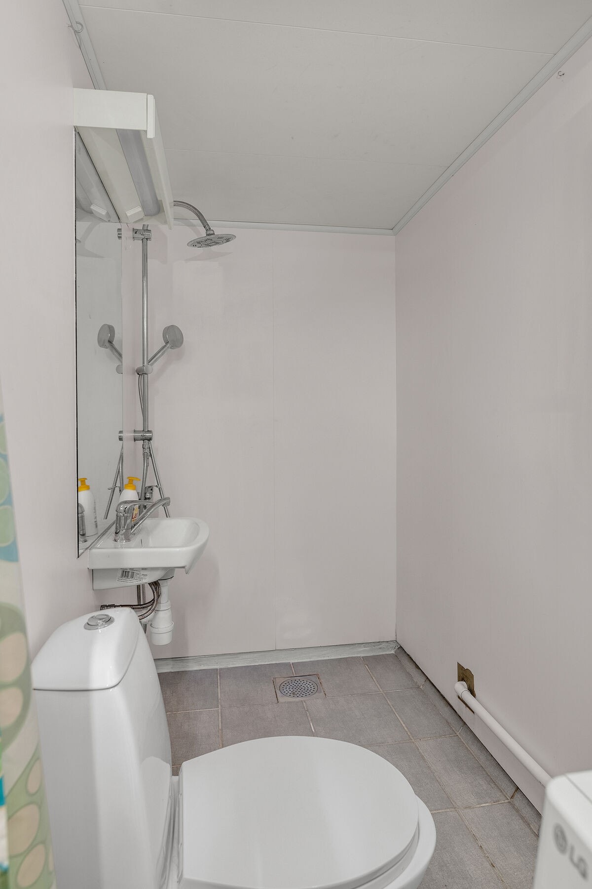 Våtrommet har toalett, dusjnisje, servant og opplegg for vaskemaskin. Galleribilde