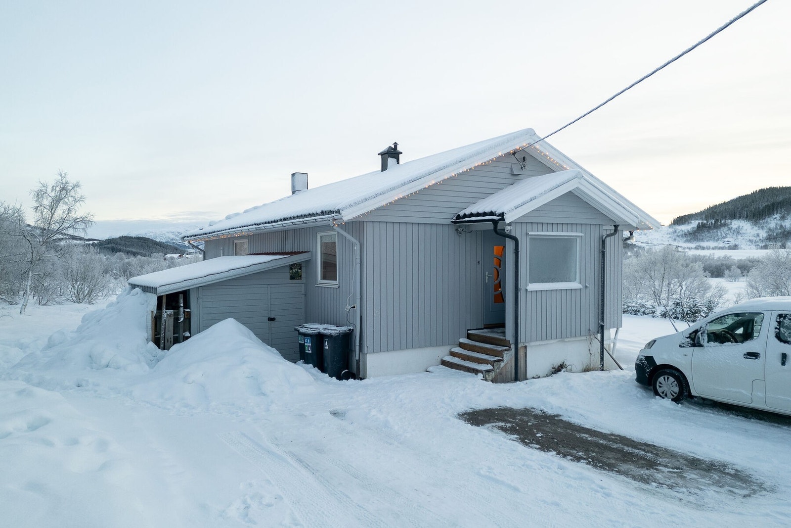 Boligen fra 1972 fremstår som normalt vedlikeholdt, selv om den stedvis har noe etterslep på vedlikehold og oppgraderinger. Galleribilde