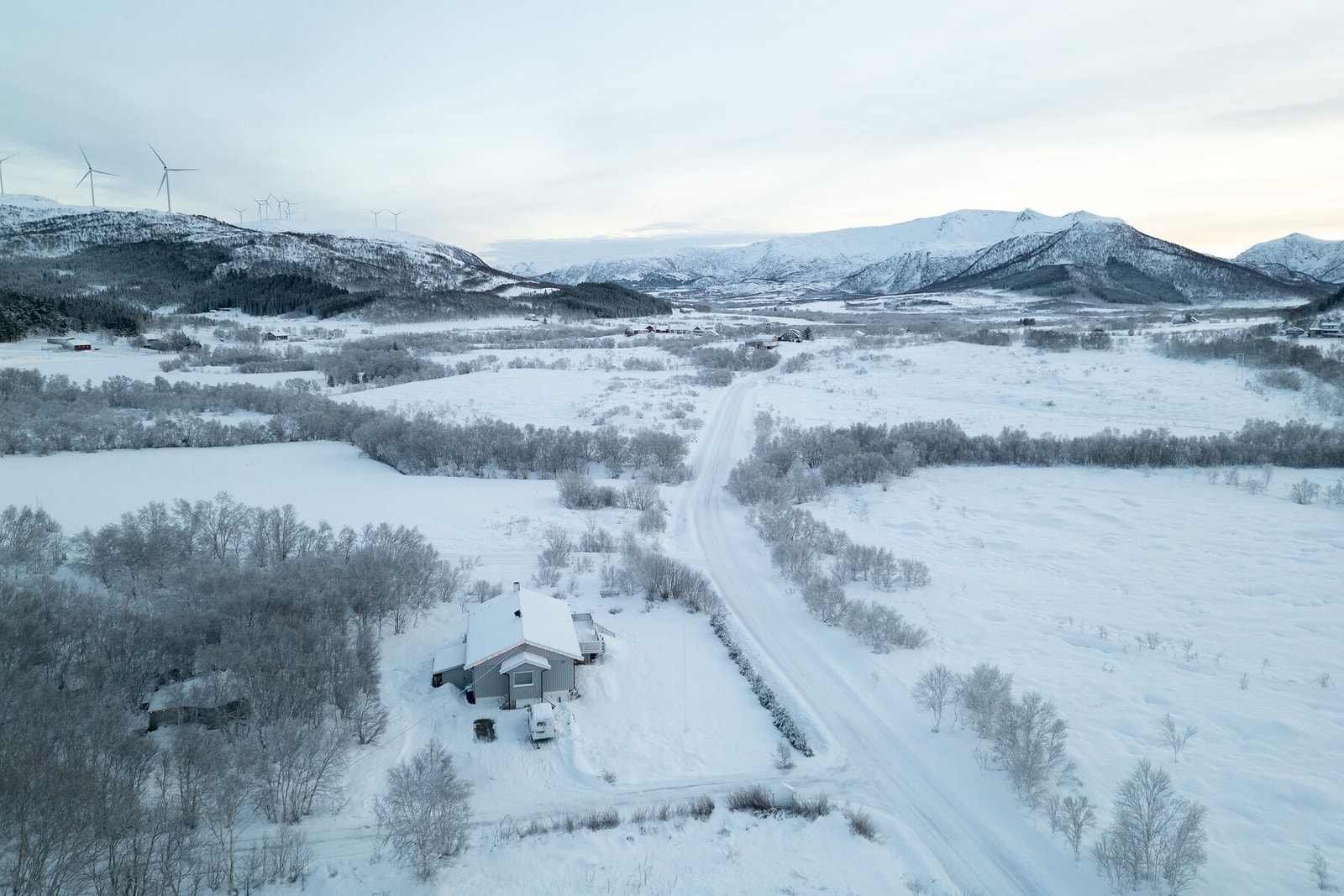 Rolig, landlig og naturskjønn beliggenhet med flotte turmuligheter i næområdet. Galleribilde