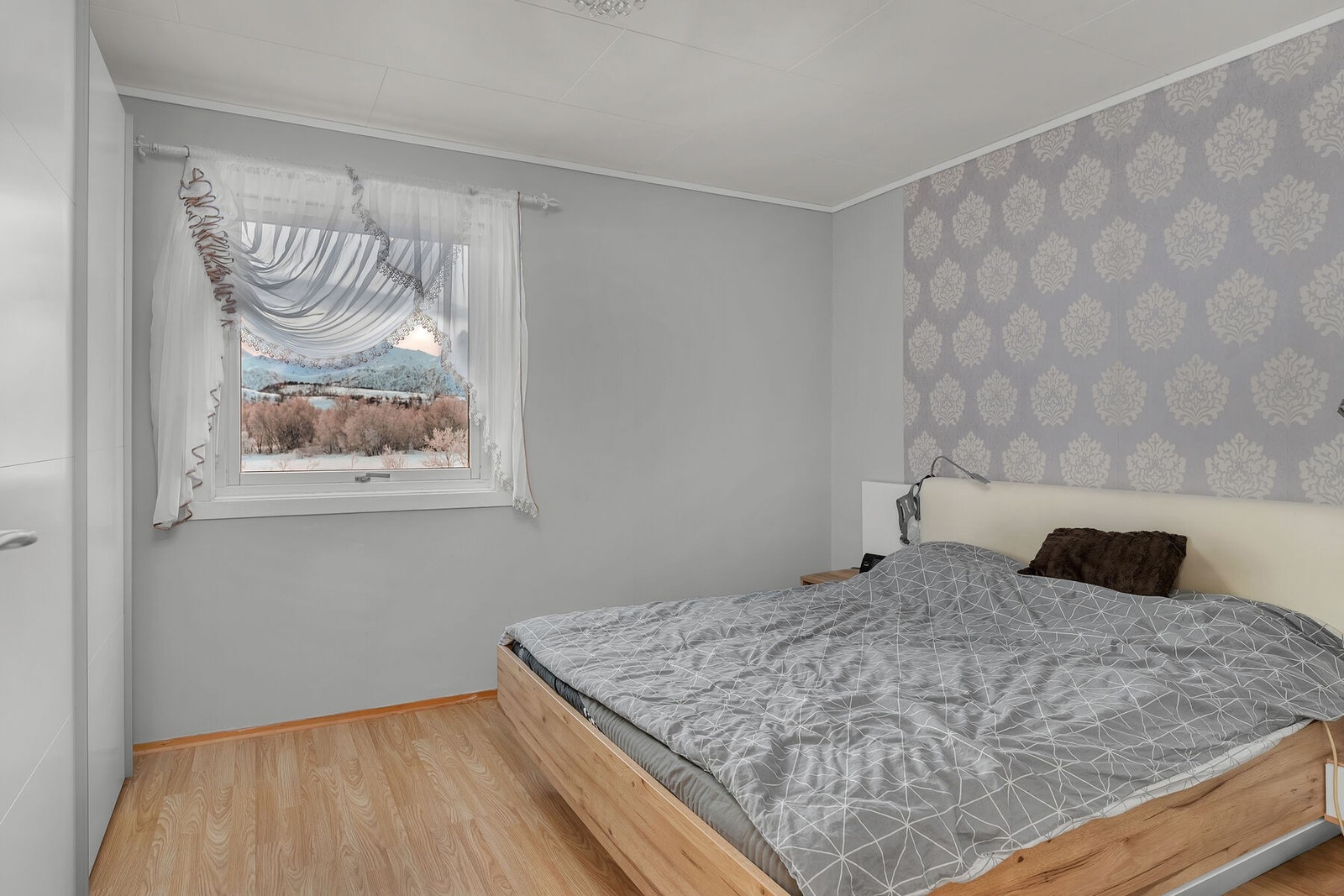 Hovedsoverom med god plass til dobbeltseng. Galleribilde