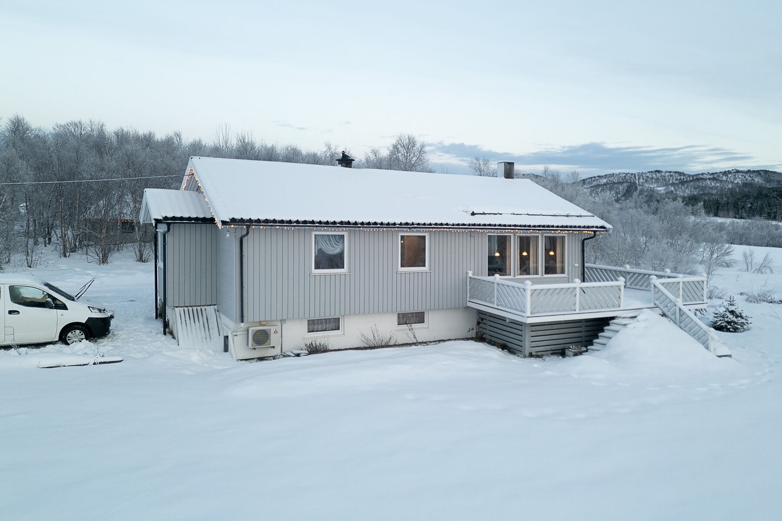 Fasade og uteområde. Solrik tomt med hovedfasade mot sør. Lagt ny drenering i 2014. Galleribilde