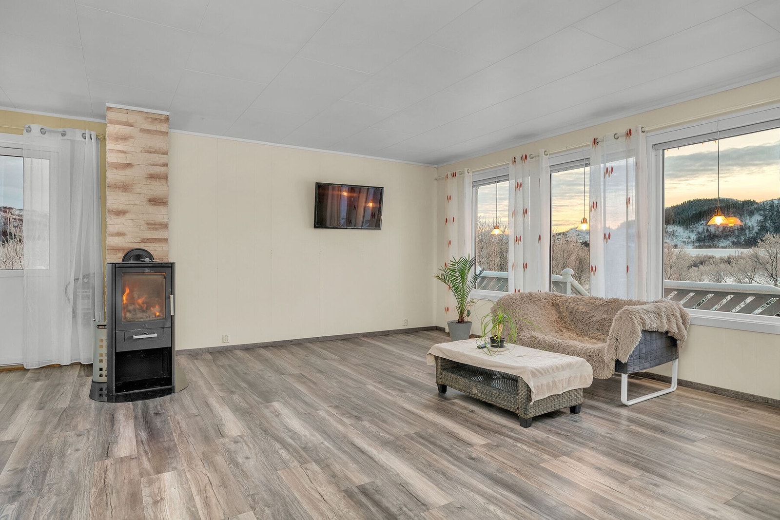 Vedovn fra 2019 i stuen sørger for god varme og koselig stemning på kalde dager. Galleribilde