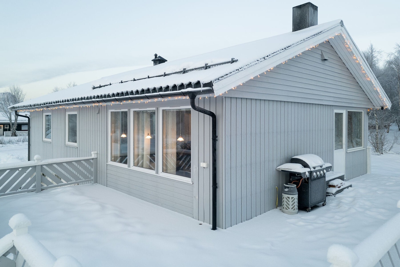 Romslig terrasse vendt mot sør og øst. Galleribilde