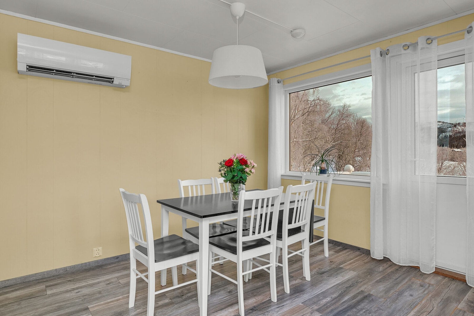 Hyggelig spiseplass i tilknytning kjøkkenet. Herfra er det utgang til terrassen. Galleribilde