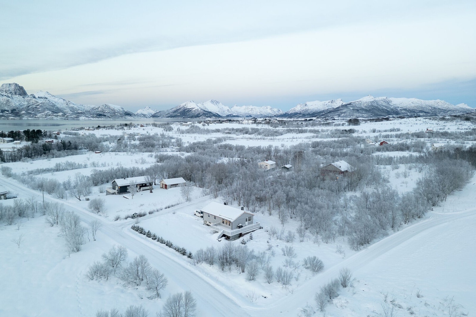 Perfekt for deg som ønsker landlig ro, solrike uteområder og nærhet til natur, samtidig som hverdagen er praktisk tilrettelagt. Galleribilde