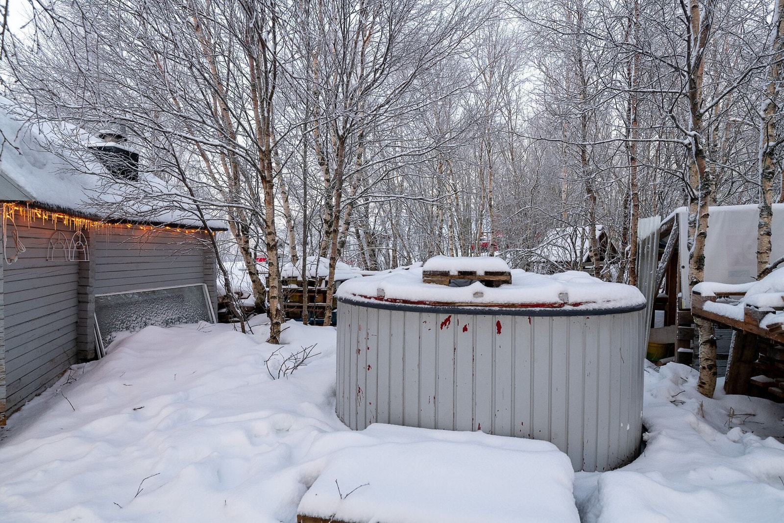 Badestamp ved grillhytte. Galleribilde