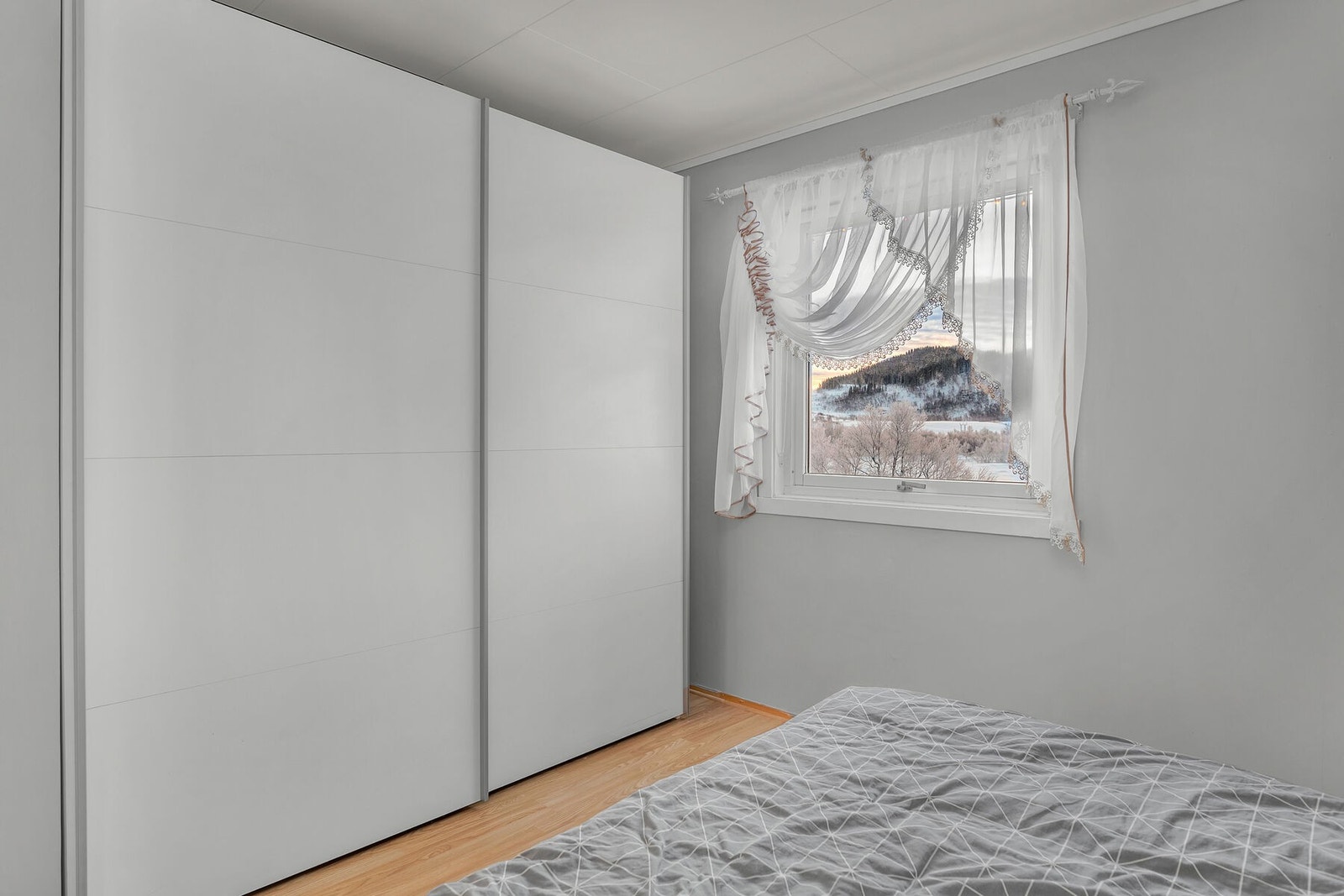 Hovedsoverommet er innredet med skyvedørsgarderobe. Galleribilde