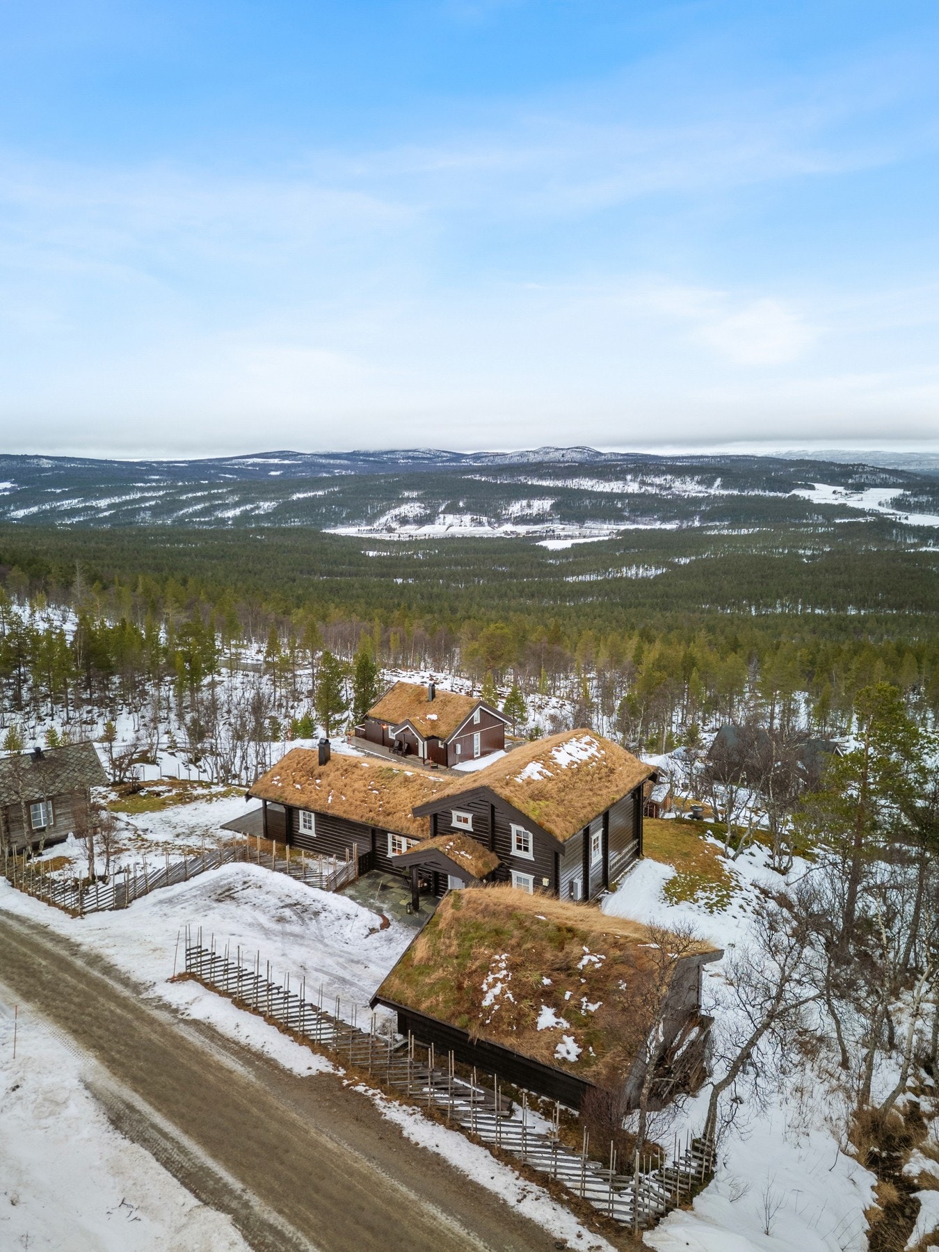Hytta ligger i blindgate, uten trafikk og innsyn fra forbipasserende. Galleribilde