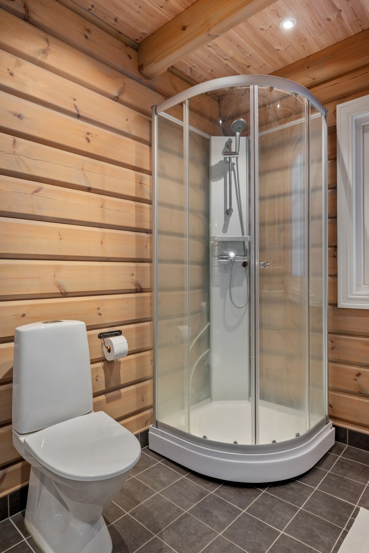 Her er det innredning med servant, dusjkabinett og toalett. Det er også plass til badstue eller boblekar om ønskelig. Galleribilde