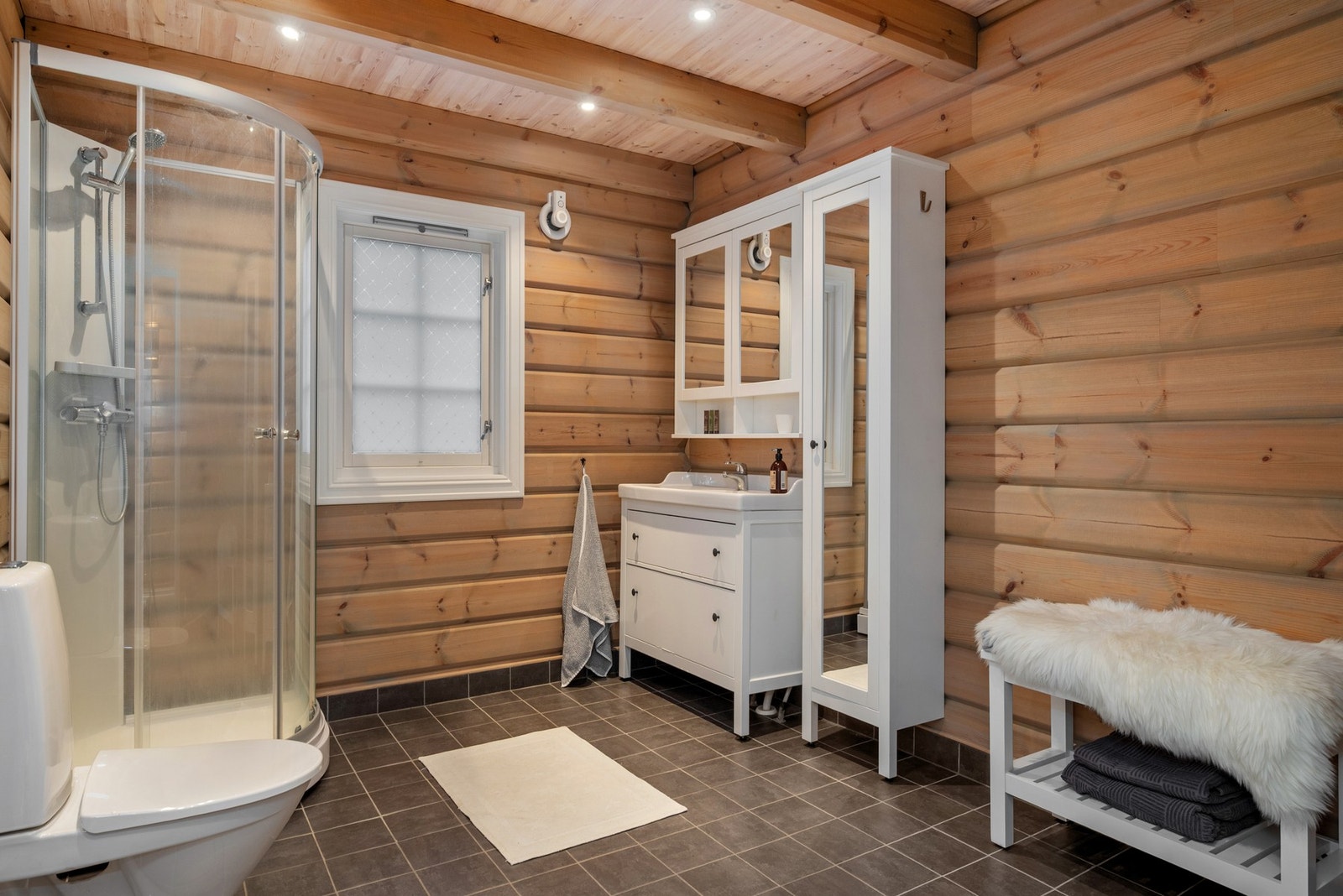 Badet er på hele 10 kvm, med flis på gulv. Galleribilde