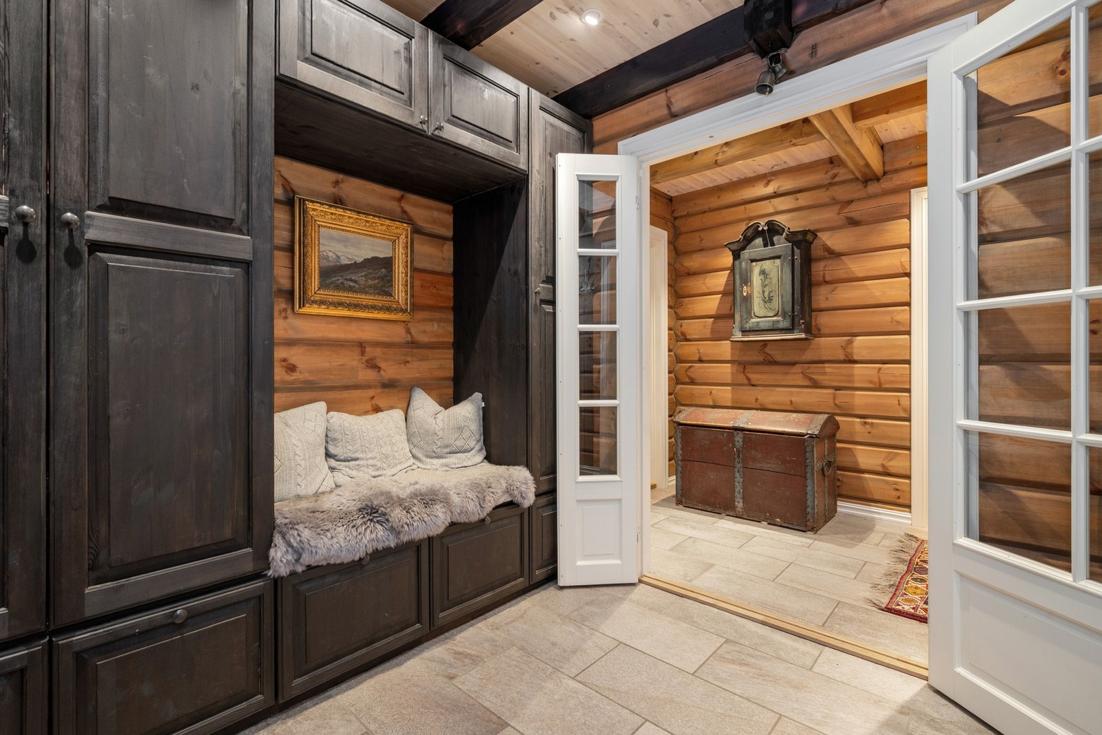 Entreen har rikelig med plassbygd garderobe. Til høyre er det også adkomst til teknisk rom med vaskemaskin og ekstra toalett. Galleribilde