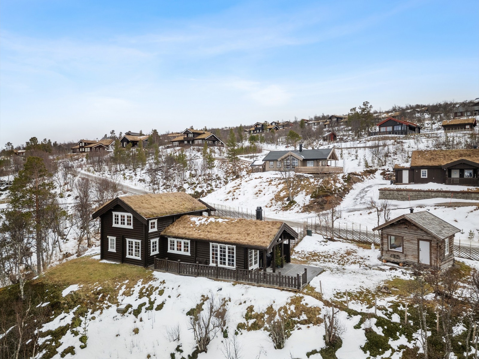 Hagen er delvis inngjerdet med dekorativ skigard. Galleribilde