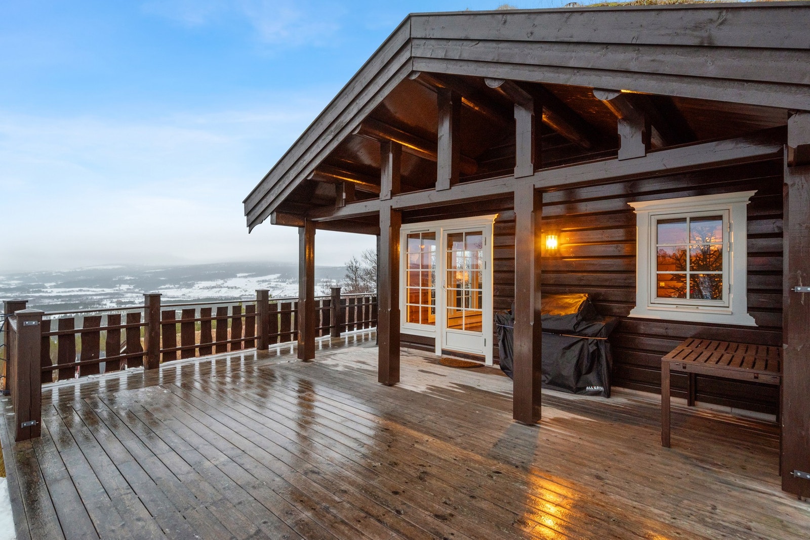 Terrassen er på ca. 53 kvm, hvor deler har praktisk takoverbygg. Galleribilde