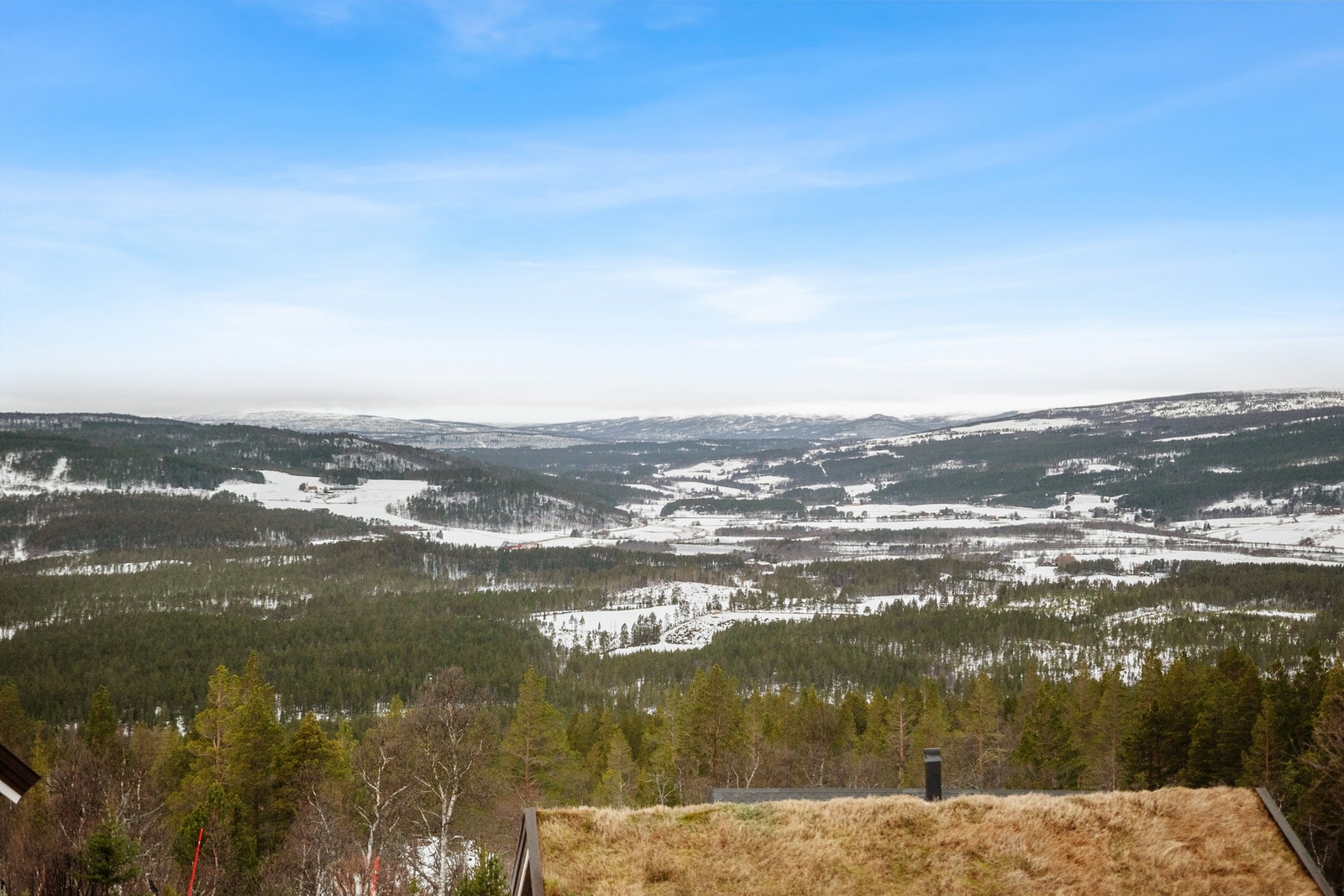 Fra hytta er det fantastisk utsikt innover Dalbygda, og man kan se rett på toppen av forollhogna på godværsdager. Galleribilde