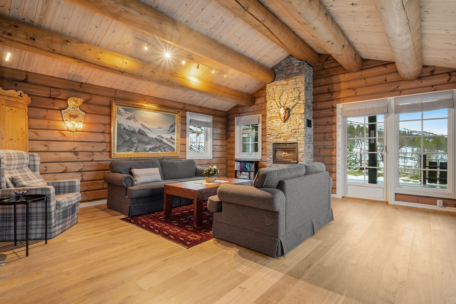 Hytta holder en gjennomgående tradisjonell stil med tregulv og synlig tømmer. Galleribilde