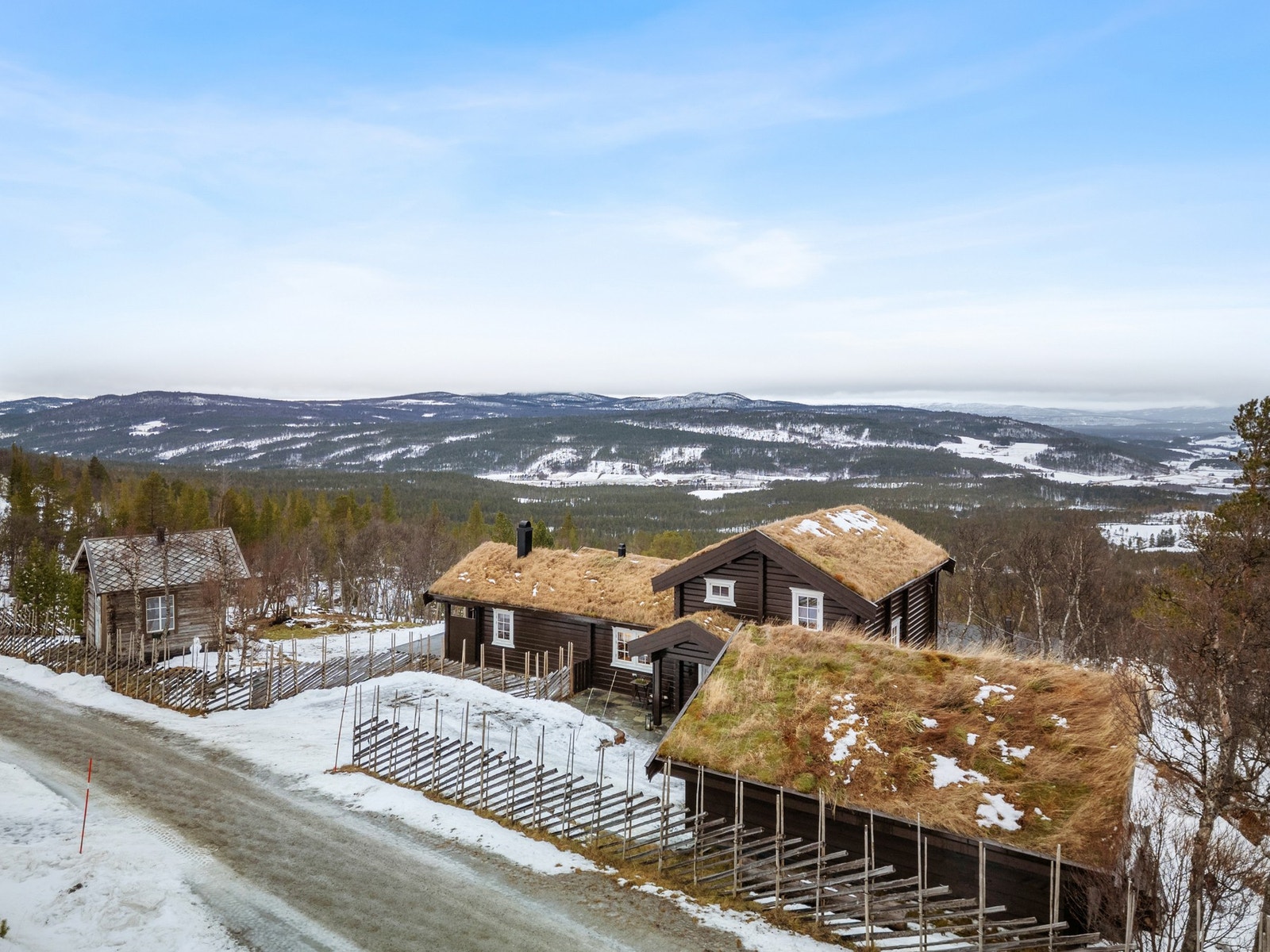 Inngangspartiet er flott opparbeidet med takoverbygg, dekke med skifer og utekran med varmt og kaldt vann. Galleribilde