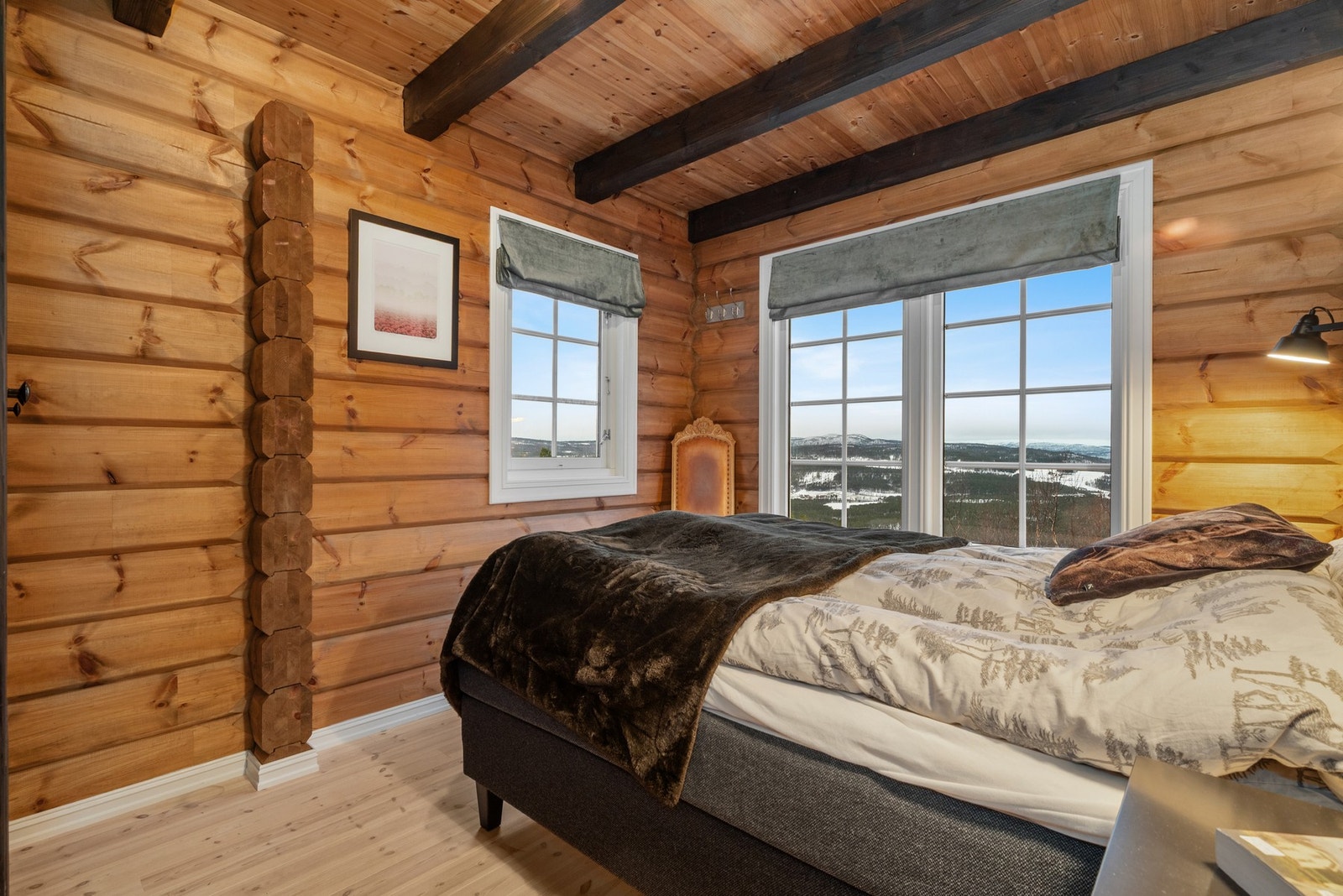 Hovedsoverommet ligger i 1. etasje og er på ca. 10,5 kvm. Tenkt å våkne til en slik fantastisk utsikt utover Dalsbygda og forollhogna. Galleribilde