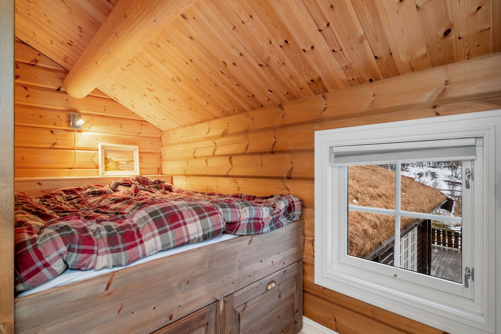 Alkoven har også praktisk oppbevaringsløsning som er plassbygd under senga. Galleribilde