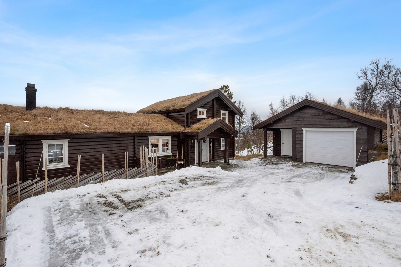 Her presenteres en meget solid og innholdsrik hytte, oppført i laftet tømmer fra Røroshytta. Galleribilde