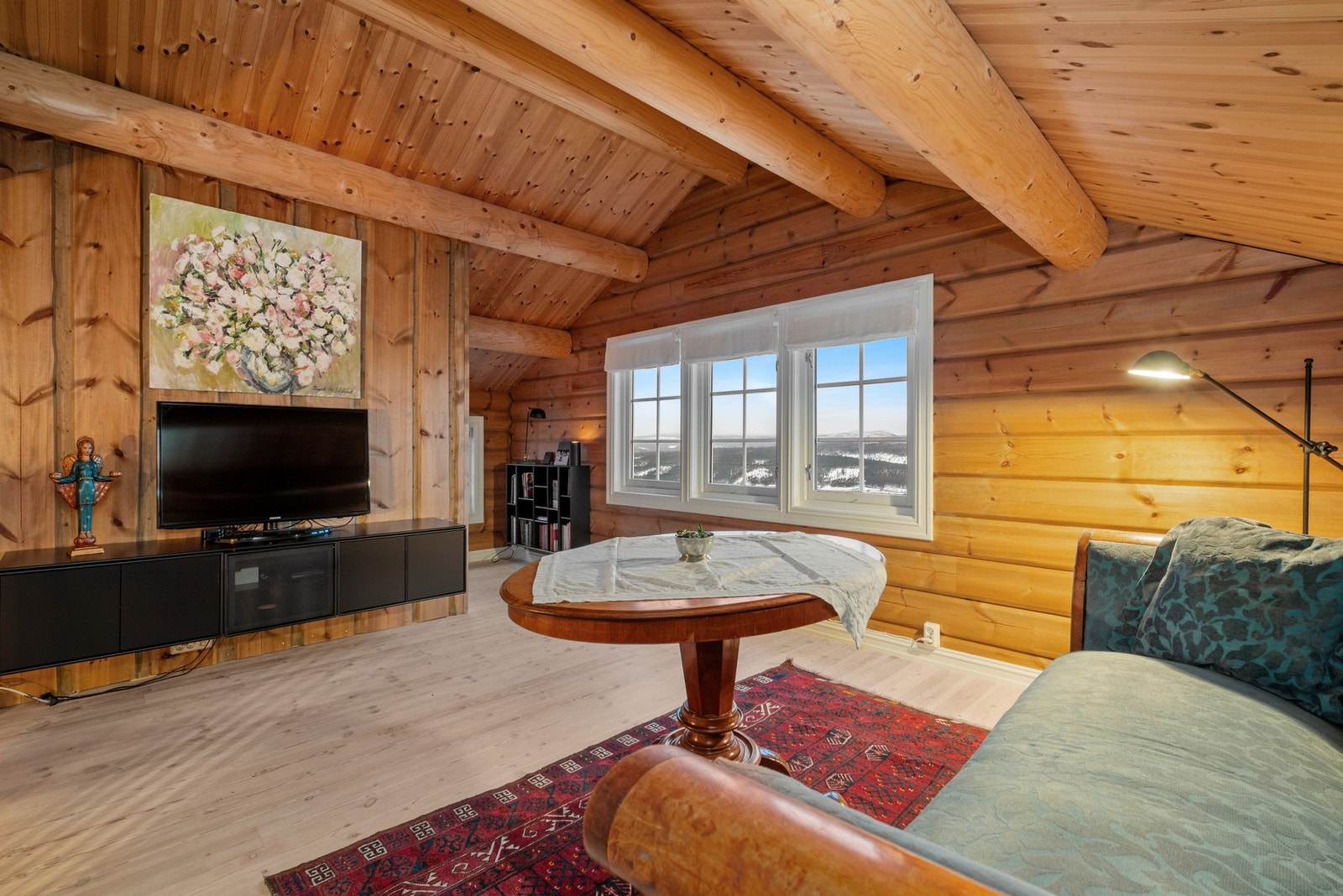 Her har du også fantastisk utsikt utover dalen, og kveldssola gjennom hele kvelden. Galleribilde