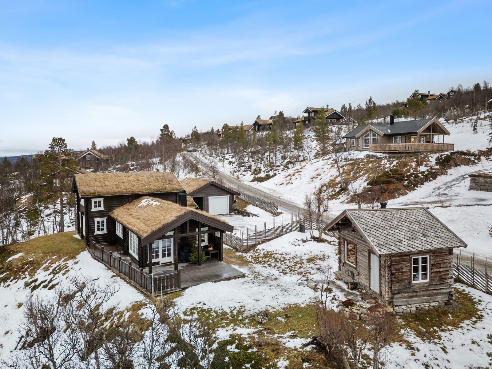 Uthuset er opprinnelig 1860, hentet fra Os, som ble flyttet og satt opp her i 2023. Uthuset har innlagt strøm. Galleribilde