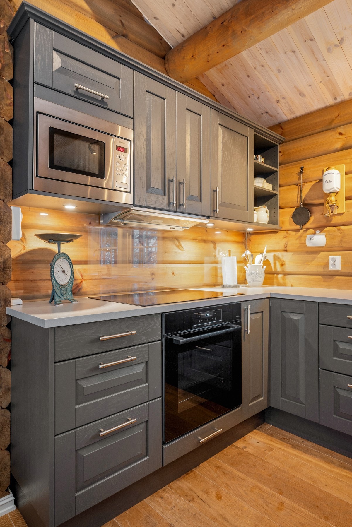 Kjøkkenet har innredning med integrert kjøl- og fryseskap, stekeovn, 80 cm platetopp, mikroovn og 60 cm oppvaskmaskin. Galleribilde