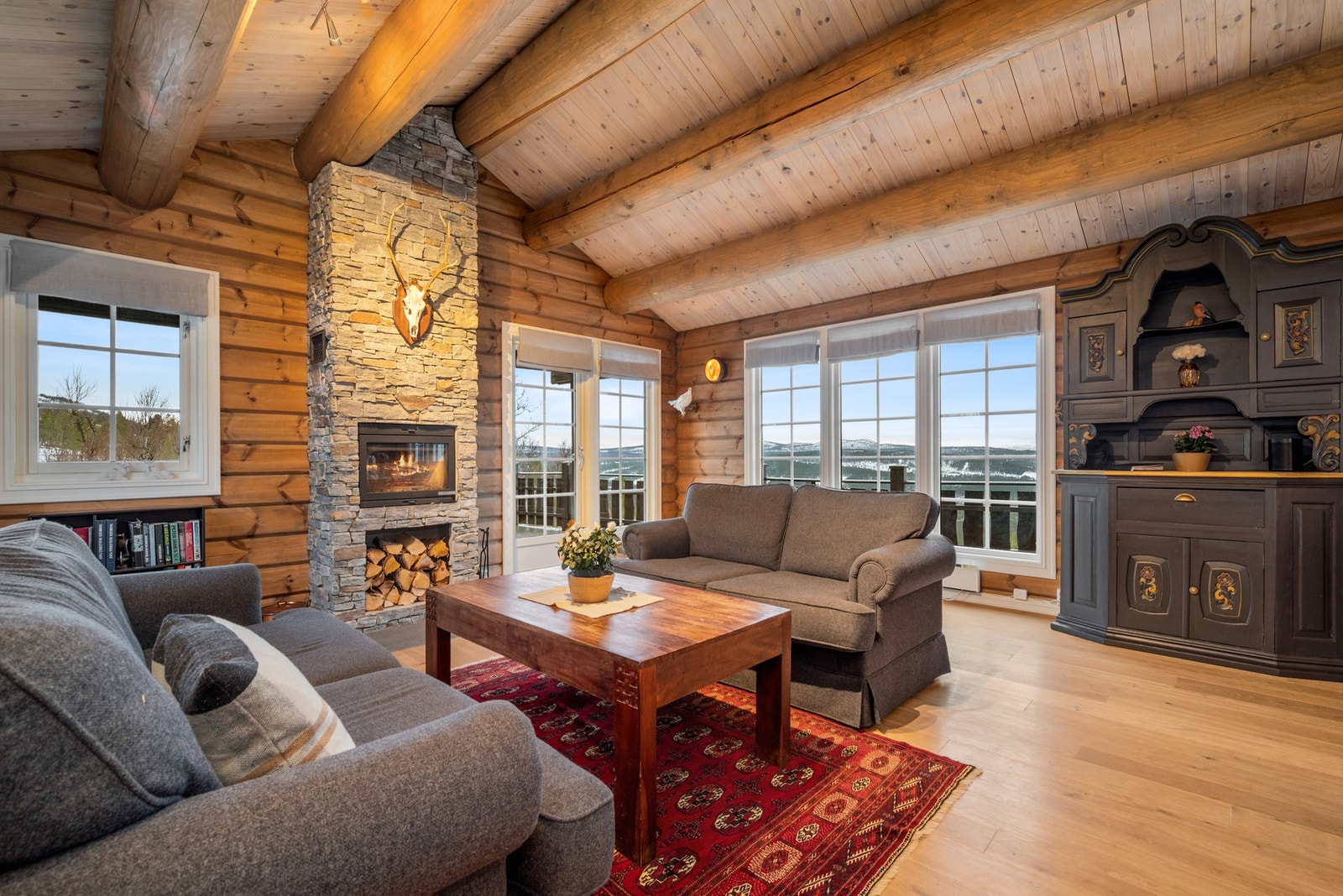 Hytta fremstår som lun og hyggelig, med gode oppholdsrom for hele familien. Galleribilde