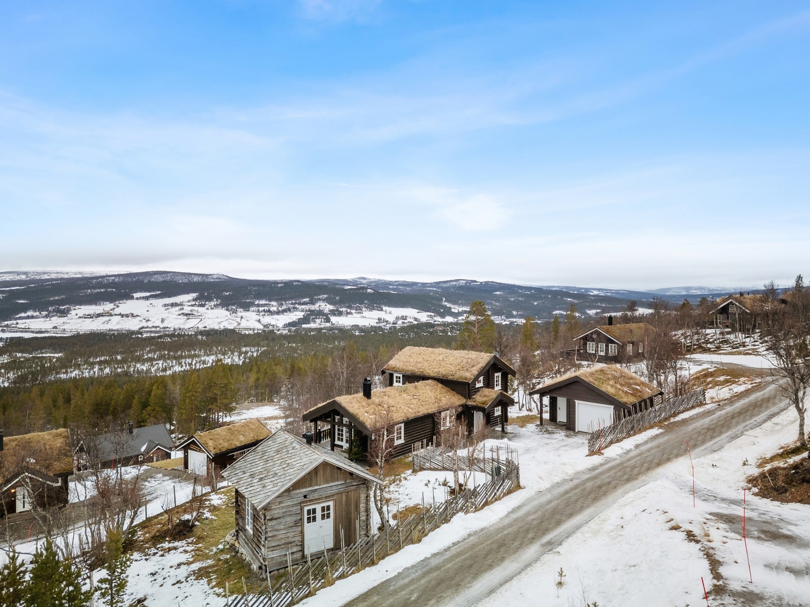 Hytta har parkering i garasje oppført i 2019, samt. godt med parkeringsplasser i gårdsplass. Galleribilde