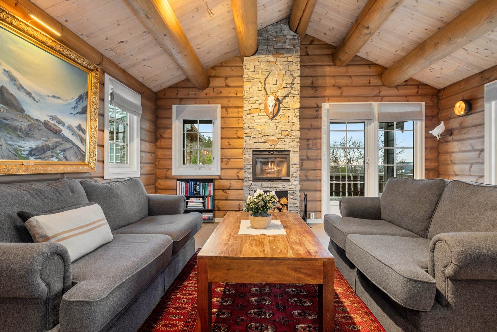 Fra stua er det også utgang til en solrik terrasse med delvis takoverbygg. Galleribilde