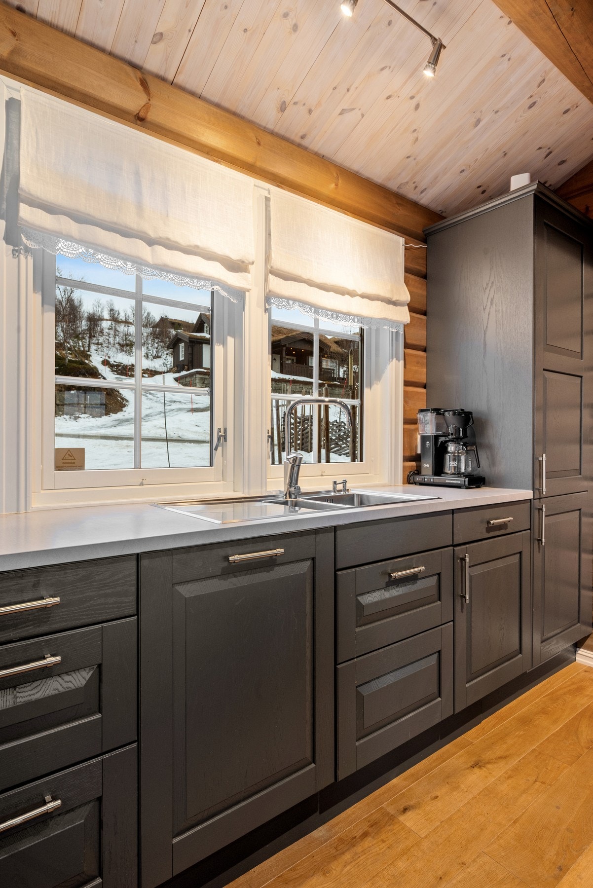 Kjøkkenet har hyggelig og oversiktlig utsyn til gårdsplassen. Galleribilde