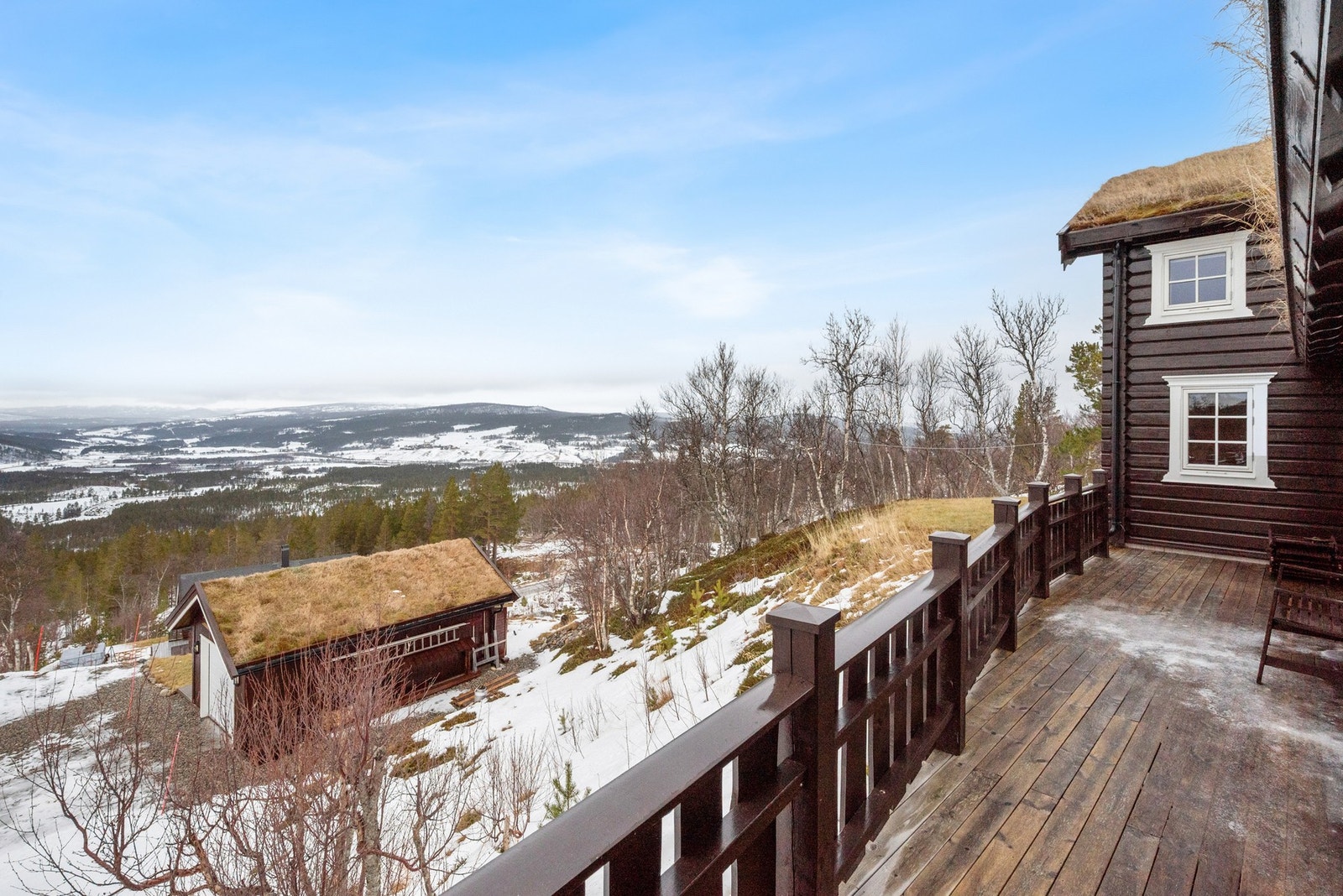 Fra stua er det utgang til en fantastisk terrasse, som byr på god utsikt og solforhold gjennom hele dagen. Galleribilde