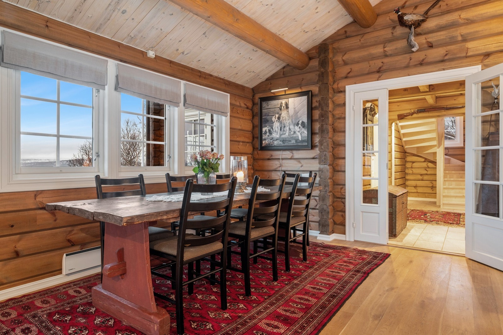 Ved kjøkkenet er det god plass til spisestue, hvor man kan samle hele familien og gode venner. Galleribilde