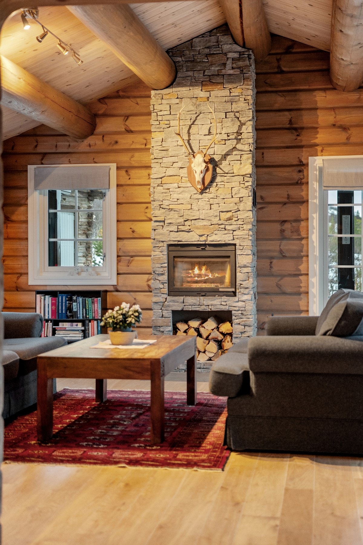 Stua har også en meget dekorativ peis, ikledd skifer. Galleribilde