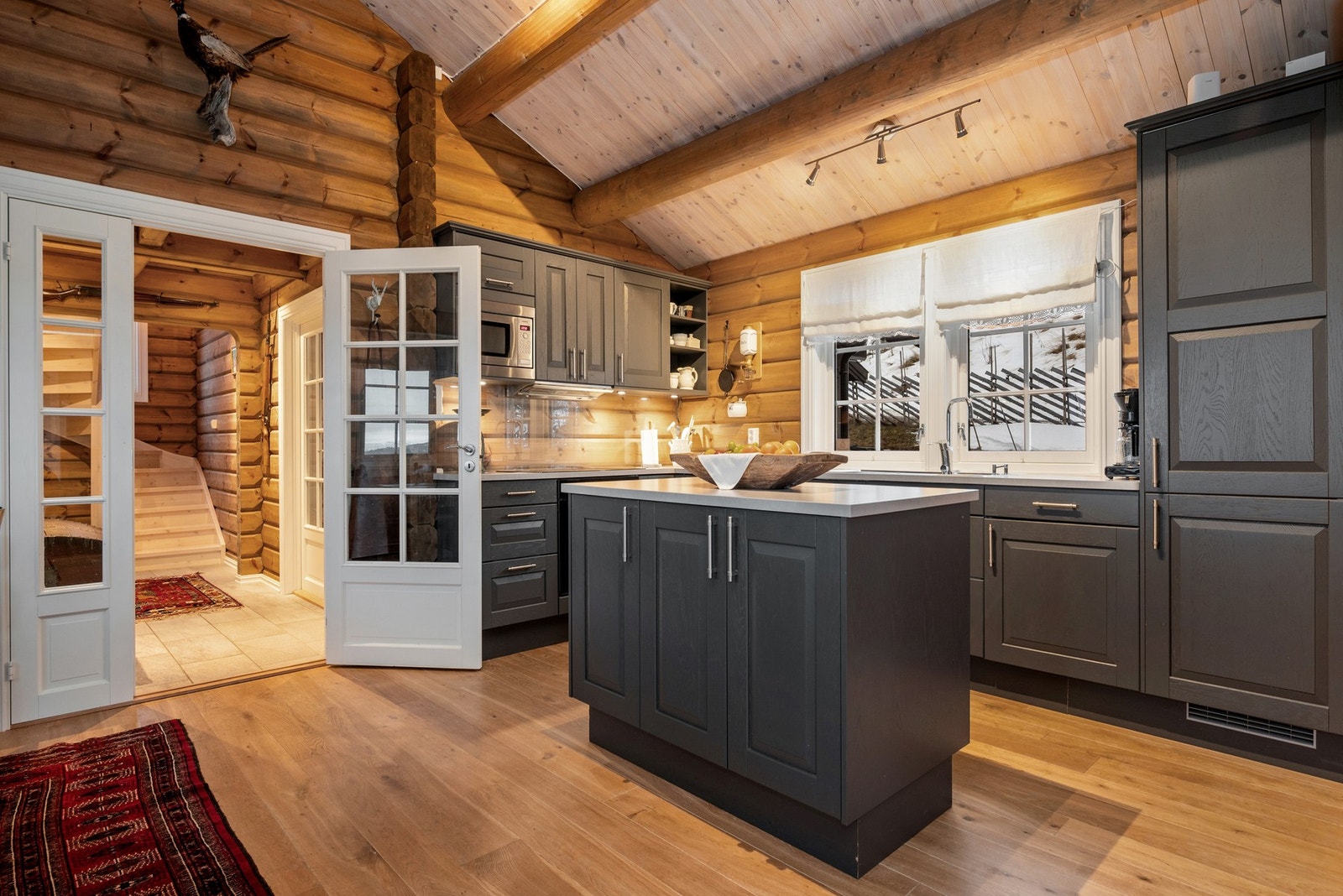 Kjøkkenøya rommer mye oppbevaring- og benkeplass. Kjøkkenet er levert av Marbodal. Galleribilde