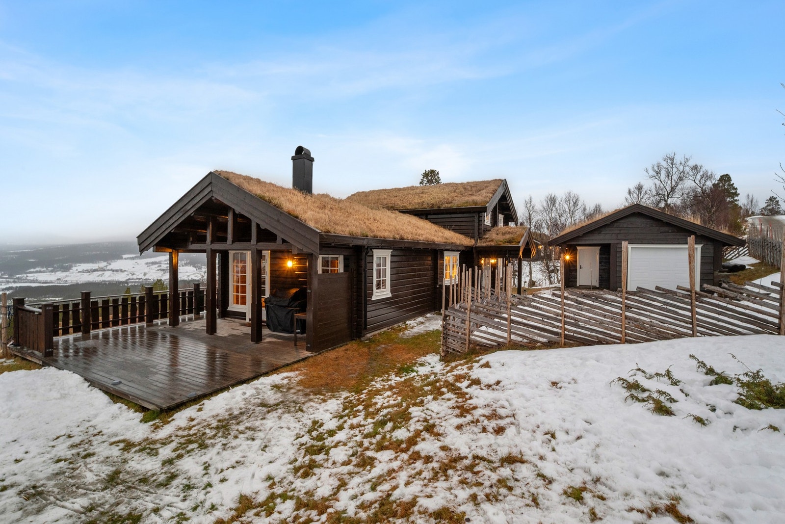 Tomta består av to sammenføyde enkeltomter, og er på hele 1.921 kvm. Galleribilde