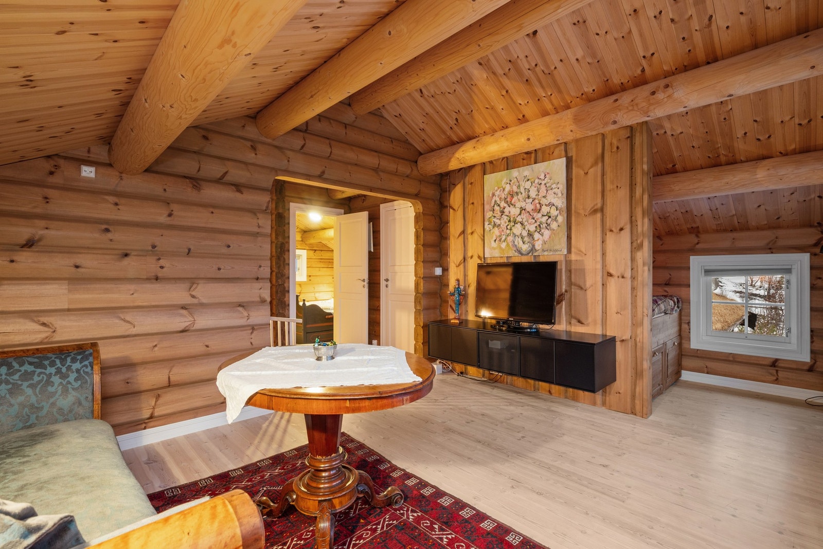 Deler av stua er adskilt til en ekstra sovealkove. Det er også en praktisk bod på ca. 2,5 kvm her oppe. Galleribilde