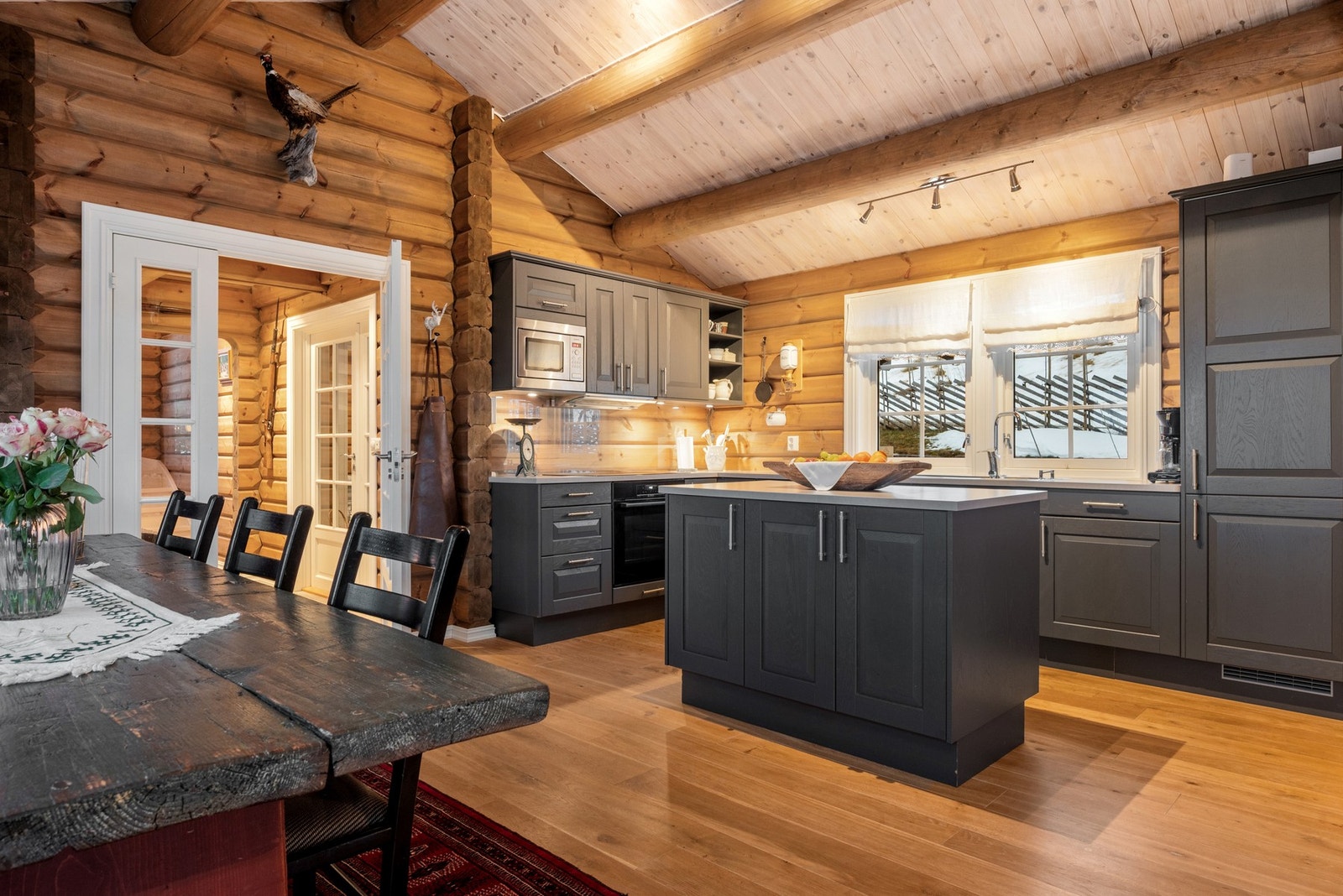 Kjøkkenet fremstår delikat, med kjøkkenøy som praktisk deler av rommene. Galleribilde