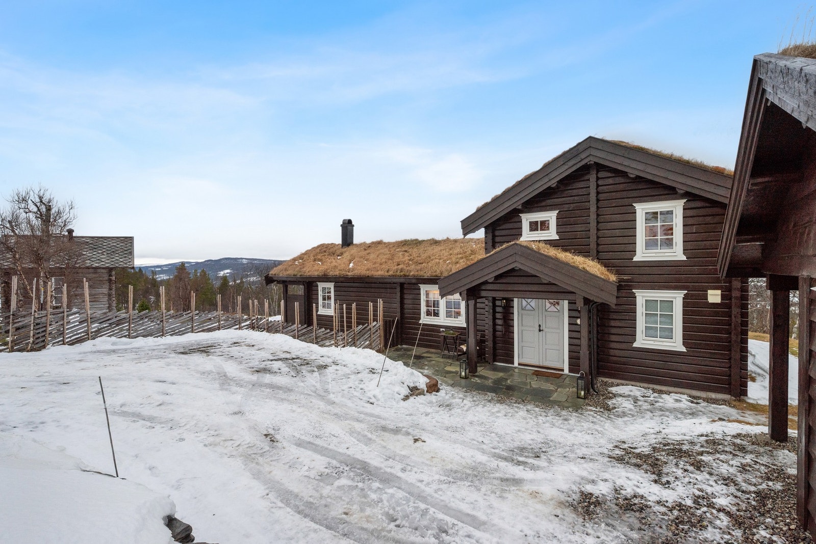 Hytta er på hele 145 kvm, oppført i 2013. Det er også garasje samt. uthus på eiendommen. Galleribilde